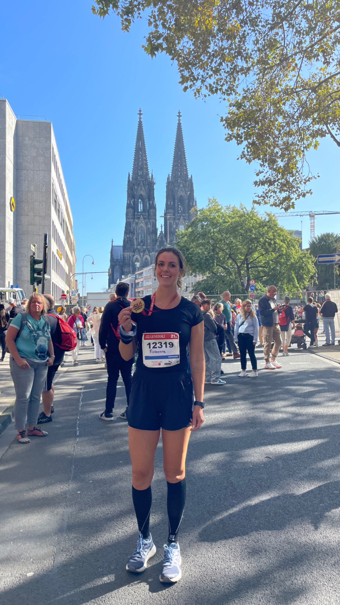 Fabienne Wolff nach dem Halbmarathon in Köln mit Medaille